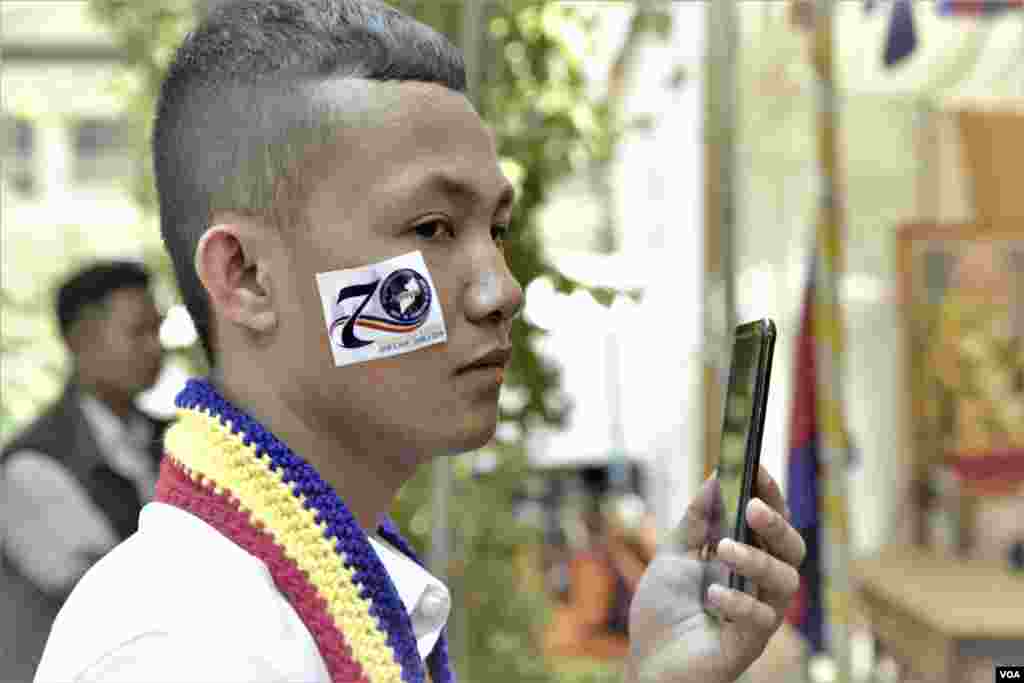 អ្នកចូលរួមមួយរូបនៅឯកម្មវិធីរំឭកខួប៧០ឆ្នាំនៃការបាត់បង់ទឹកដីកម្ពុជាក្រោម ដែលធ្វើឡើងនៅខណ្ឌសែនសុខ រាជធានីភ្នំពេញ កាលពីថ្ងៃទី៤ ខែមិថុនា ឆ្នាំ២០១៩។ (អូន ឆេងប៉រ/VOA)