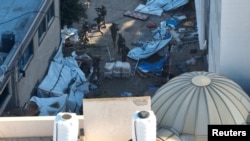 Tentara Israel berjalan di kompleks Rumah Sakit Al Shifa, di tengah operasi darat mereka melawan Hamas, Kota Gaza, 15 November 2023. (Foto: via Reuters)