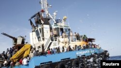 Des migrants Somaliens, Soudanais et Ethiopiens, transportés à bord d’un bateau de l’armée libyenne après avoir été secourus près de la côte de Misrata, Libye, 3 mai 2015. 