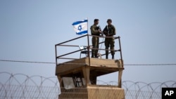 Tentara Israel berjaga di menara jaga sepanjang perbatasan Israel-Jalur Gaza, 15 Mei 2018.