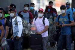 Para migran yang ingin mendapatkan visa kerja di Amerika Serikat diusir dari hotel tempat mereka menginap oleh pihak berwenang setempat untuk mencegah penyebaran virus corona, di Monterrey, Meksiko, 24 Maret 2020.