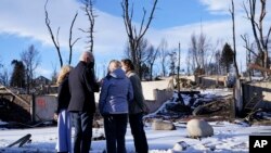 조 바이든 대통령과 질 바이든 여사가 산불 피해 지역인 콜로라도주 루이빌에서 주민들과 대화하고 있다. 