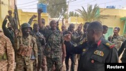 Jenerali wa Sudan Abdel Fattah al-Burhan akizungumza na wanajeshi kuhusu kurefushwa kwa sitisho la mapigano.(REUTERS)