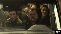 Gari lililobeba mateka wa Israel walioachiliwa huru na Hamas kutoka Ukanda wa Gaza likiwasili katika Kituo cha Matibabu cha Sheba huko Ramat Gan, Novemba 26, 2023.
