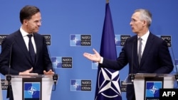 Sekretaris Jenderal NATO Jens Stoltenberg (kanan) dan Perdana Menteri Belanda Mark Rutte saat menggelar konferensi pers di Brussels, Belgia, 17 April 2024. (Foto: Kenzo Tribouillard/AFP)