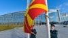 Podizanje zastave Severne Makedonije ispred sedišta NATO-a u Briselu, 30. marta 2020.