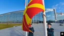 Podizanje zastave Severne Makedonije ispred sedišta NATO-a u Briselu, 30. marta 2020.