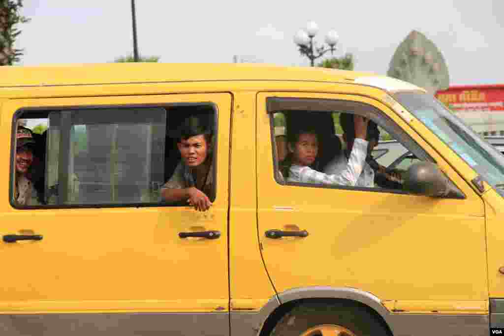 ប្រជាពលរដ្ឋ​កម្ពុជា​ ធ្វើដំណើរ​ទៅកាន់​ស្រុក​កំណើត​ នា​ឱកាស​បុណ្យ​ចូលឆ្នាំ​ខ្មែរ​ ក្នុង​រាជធានី​ភ្នំពេញ​ នៅ​ថ្ងៃទី​១៣ ខែ​មេសា​ ឆ្នាំ​២០១៧។ (ហ៊ាន សុជាតា/ VOA)