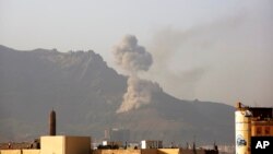 Asap mengepul akibat serangan udara Saudi di pinggiran ibukota Yaman, Sana'a (foto: dok). Koalisi pimpinan Saudi kembali melancarkan serangan udara hanya beberapa jam setelah pengumuman gencatan senjata. 