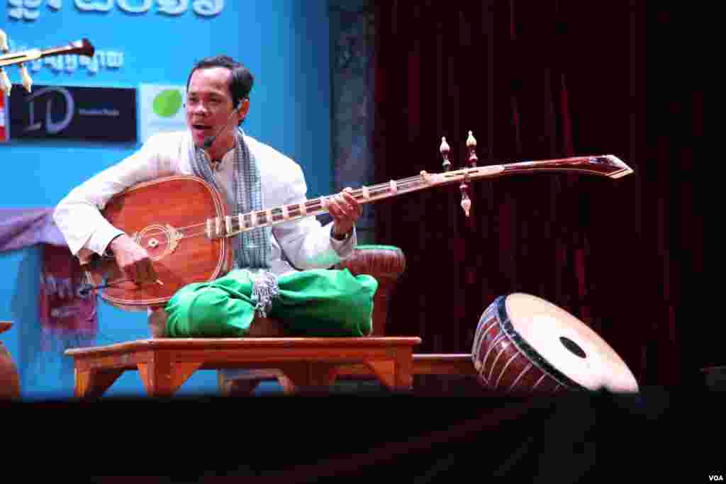 លោក​គង់ បូរាណ អ្នកលេង​ចាប៉ី​ម្នាក់​និង​ជា​កូន​ប្រុស​របស់​​ព្រឹទ្ធាចារ្យ​ចាប៉ី​ជើង​ចាស់​លោក​គង់ ណៃ​ សម្ដែង​​នៅ​ក្នុង​មហោស្រពចាប៉ី​លើក​ទីមួយ​នៅ​សាល​មហោស្រព​ចតុមុខនៃ​រាជធានី​ភ្នំពេញ​​កាលពី ថ្ងៃអាទិត្យ​ទី​០៣​មេសា​នេះ។ (​ឡេង ឡែន/VOA)