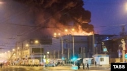 Kebakaran melanda pusat perbelanjaan di kota Kemerovo, Siberia-Rusia, hari Minggu (25/3). 