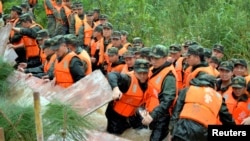 Des policiers et des paramilitaires essaient de bloquer les inondations à Nanjing, province du Jiangsu, le 3 juillet 2016.