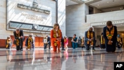 众议院议长佩洛西和其他议员跪在国会大厦的解放大厅默哀。(2020年6月8日)