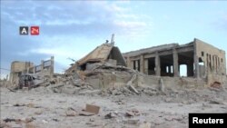 Gedung rumah sakit Nabd Al-Hayat yang hancur dalam serangan udara tampak di Hass, Provinsi Idlib, Suriah, 6 Mei 2019. 