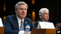 美国联邦调查局长克里斯托弗·雷（图左）2024年3月11日出席参议院情报委员会针对全球威胁召开的听证会。（美联社）