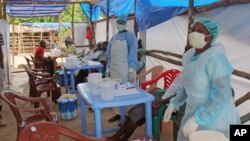 Những thành viên của ASC Tornados, một đội biểu diễn xe gắn máy của quân đội Ấn Độ, nằm dài trên mặt đất trong khi một thành viên khác phóng xe qua người họ trong lễ kỷ niệm 225 năm ngày thành lập Quân đoàn Hậu cần ở thành phố Bangalore, Ấn Độ.<br />
&nbsp;