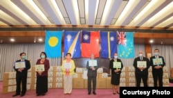 资料照：台湾外交部官员与马绍尔群岛、帕劳、图瓦卢及瑙鲁驻台大使2020年4月15日在台湾捐赠医疗物资仪式上合影 (台湾外交部网站)
