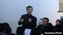 北大法学院教授贺卫方（站立）参加中国维权律师现状的研讨会（网络图片）