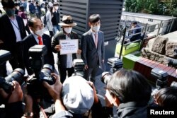 북한군의 총격에 피살된 한국 공무원의 형 이래진 씨(가운데)가 지난 2020년 10월 서울 주재 유엔인권사무소에 동생의 사망 경위 등을 조사해달라고 요청했다. 하태경 의원(오른쪽)과 태영호 의원(왼쪽)이 동행했다.