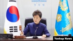 박근혜 한국 대통령이 7일 북한의 장거리 로켓 발사와 관련, 청와대에서 긴급 국가안전보장회의(NSC)를 주재하고 있다. 