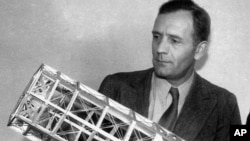 천문학자 에드윈 허블이 200인치 천체망원경 모형을 보고 있다.