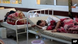 Des patients atteints par le cholera sont traités à l’hôpital de Sanaa au Yémen. 15 MAI 2017