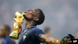 កីឡាករ Paul Pogba​ របស់​បារាំង​សាទរ​ជាមួយ​នឹង​ពានរង្វាន់ បន្ទាប់​ពី​ឈ្នះ​ការ​ប្រកួត​វគ្គ​ផ្តាច់ព្រ័ត្រ​រវាង​បារាំង និង​ក្រូអាស៊ី នៅ​ក្នុង​ការ​ប្រកួត​បាល់ទាត់ World Cup ២០១៨ នៅ​ក្នុង​ស្តាត Luzhniki ក្នុង​ក្រុង​មូស្គូ ប្រទេស​រុស្ស៊ី កាលពី​ថ្ងៃទី១៥ ខែកក្កដា ឆ្នាំ២០១៨។