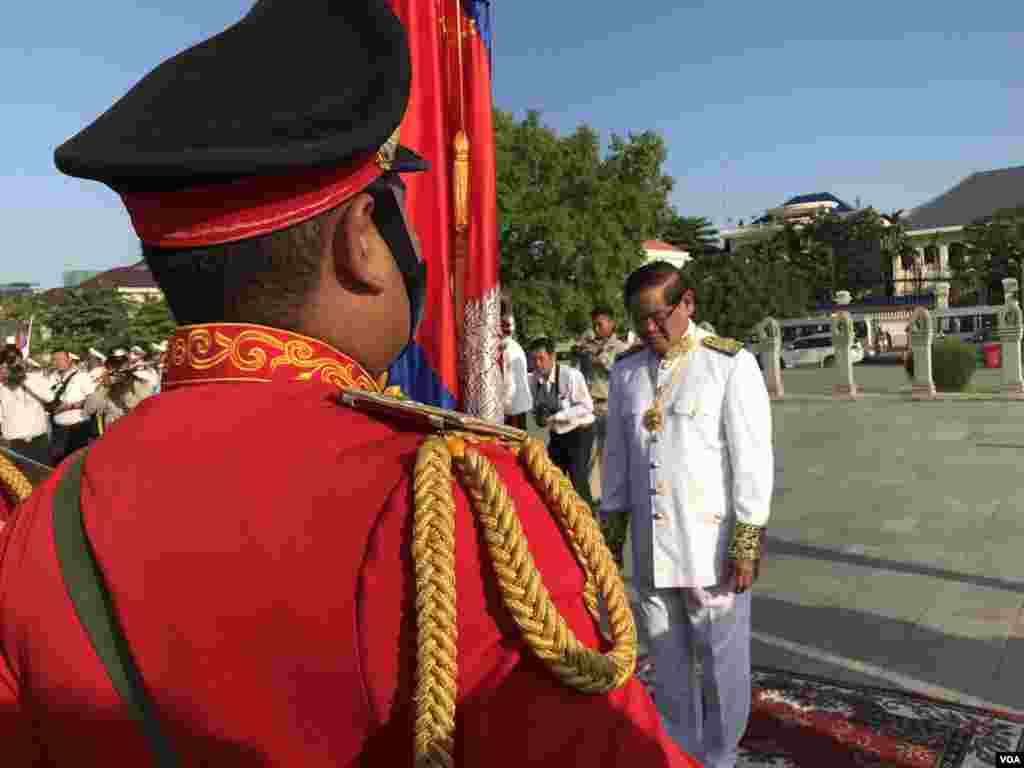 លោក ស ខេង ឧបនាយក​រដ្ឋមន្ត្រី​ និង​ជា​រដ្ឋមន្ត្រី​ក្រសួង​មហាផ្ទៃ​ គោរព​​កងកិត្តិយស​ត្រែទ័ព​កម្ពុជា​ ក្នុង​ពិធី​រំឭក​ខួប​ប្រាំពីរ​ឆ្នាំ​នៃ​ការ​​សោយ​ទិវង្គត​របស់​អតីត​ព្រះមហាក្សត្រ​ព្រះបាទ នរោត្តម សីហនុ​ នៅ​ថ្ងៃ​ទី​១៥​ ខែ​តុលា​ ឆ្នាំ​២០១៩​​ ក្នុង​រាជធានី​ភ្នំពេញ។ (ហ៊ុល រស្មី/VOA)