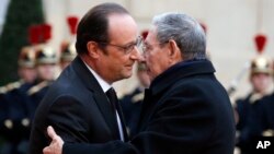 Le président français François Hollande, à gauche, reçoit le leader cubain Raul Castro à l'Elysée, à Paris, France, 1er février 2016.