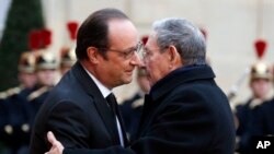 Predsednici Francuske i Kube, Fransoa Oland i Raul Kastro uoči susreta u Jelisejskoj palati