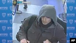 Fotografija napadača iz snimka sigurnosne kamere u Njujorku (policija Njujorka/AP)
