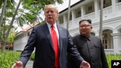 Le président des États-Unis, Donald Trump, et le chef de la Corée du Nord, Kim Jong Un, quittent leur déjeuner au centre de villégiature de Capella, sur l’île de Sentosa, à Singapour, le 12 juin 2018.