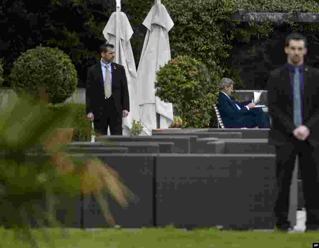 U.S. Secretary of State John Kerry looks over papers in the courtyard of the Beau Rivage Palace Hotel after an extended round of talks on Iran&#39;s nuclear program, in Lausanne, April 2, 2015.