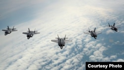 미 공군 F-35 전투기들이 편대비행하고 있다.