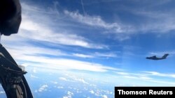 ក្នុង​រូបថត​ថត​កាល​ពី​ថ្ងៃ​ទី​៣១ ខែ​ឧសភា ឆ្នាំ​២០២១ និង​​ផ្តល់​ឱ្យ​ដោយ​កងទ័ព​អាកាស​ភូមិ្ទ​ម៉ាឡេស៊ី​​នេះ គេ​ឃើញ​យន្តហោះ​របស់​កងទ័ព​រំដោះ​ប្រជាជន​ចិន (PLAAF) Xian Y-20 ដែល​អាជ្ញាធរ​ម៉ាឡេស៊ី​អះអាង​ថាកំពុង​ហោះ​ក្នុង​ដែន​អាកាស​ខ្លួន។