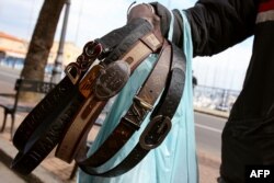 Berbagai ikat pinggang palsu ini gampang dijumpai di Napoli dan kota-kota di Italia (foto: dok).