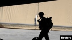 지난해 8월 이라크 바그다드 북부 군사시설 관할권을 미군 주도 연합군에서 이라크 보안군으로 이관하는 행사에서 미군 병사가 이동하고 있다. 