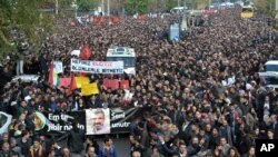 មនុស្ស​រាប់​សិប​ពាន់​នាក់​បាន​ដើរ​ដង្ហែ​នៅ​អំឡុង​ពេល​ពិធី​បុណ្យ​របស់​មេធាវី​លោក Tahir Elci នៅ​ក្រុង​ Diyarbakir ប្រទេស​តួកគី​។