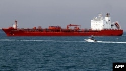 Beberapa kapal tanker asing tetap menjalin bisnis dengan Iran, seperti kapal tanker Hong Kong yang berlabuh di Bandar Abbas, Iran selatan (foto: dok). 
