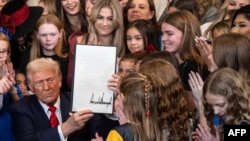 ডনাল্ড ট্রাম্প ২০২৫ সালের ৫ ফেব্রুয়ারি হোয়াইট হাউসের ইস্ট রুমে ‘কিপিং মেন আউট অব উইমেন্স স্পোর্টস’ নামে নির্বাহী আদেশে স্বাক্ষর করেন।