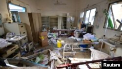 16일 시리아 북부 하자 주에서 '국경없는의사회'가 운영하는 병원이 사우디 주도 연합군의 공습을 받았다. 공습으로 부서진 병원 내부.