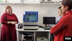 Dr. Naida Lojo-Kadrić učesnicima skupa objašnjava principe tehnika u genetici