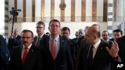 រដ្ឋមន្រ្តី​ការពារ​សហរដ្ឋអាមេរិក​លោក Ash Carter (កណ្តាល)​និយាយ​ជាមួយ​នឹងលោក Fikri Isik នៃ ប្រទេស​តួកគី​ដែល​ជា​សមភាគីនៅពេល​ដែល​លោក​បាន​ធ្វើទស្សនកិច្ច​នៅ​សភា​របស់​ប្រទេស​នេះនៅ ទីក្រុង​អង់ការ៉ា កាល​ពីថ្ងៃសុក្រ ទី​២១ ឆ្នាំ២០១៦។