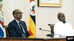 Paul Kagame et Yoweri Museveni à Entebbbe en Ouganda le 25 mars 2018. 