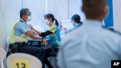 홍콩 경찰이 중국의 시노백 바이오테크가 개발한 신종 코로나바이러스 백신을 맞고 있다. 