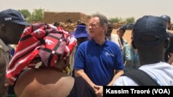 David Beasley, directeur exécutif du PAM, à Koundougou, au Mali, le 20 mai 2018. (VOA/Kassim Traoré)