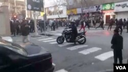 Polisi bentrok dengan pendukung Darawis di depan kantor polisi di Pasdaran, Teheran, Iran, 19 Februari 2018. 