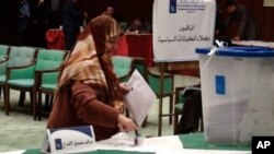 An Iraqi woman dips her finger in ink to show she has cast her ballot -- a measure to prevent double voting, 7 March 2010