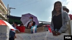 កម្មករ​នៅ​រោងចក្រ​កាត់ដេរ​​ដាប់​ប៊ិលយូ​ អ៊ែនដ៍​ ឌីកម្ពុជា(W&D Cambodia Co., LTD) ​​រាប់រយ​នាក់​នៅ​សង្កាត់​ស្ទឹងមាន​ជ័យ​​ ក្រុង​ភ្នំពេញ ​នៅ​ថ្ងៃសៅរ៍​ទី​៥​ ខែមករា​ ឆ្នាំ​២០១៩​ ធ្វើ​កូដកម្ម​បិទ​ផ្លូវ​ ទាមទារ​ប្រាក់​អតីត​ភាព​ការងារ​ពី​ថៅកែ​រោង​ចក្រ។​​ (ហ៊ុល​​ រស្មី)