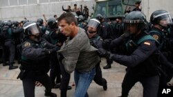 Les gardes civils assurent la sécurité à Sant Julia de Ramis, près de Gérone, Espagne, 1er octobre 2017.